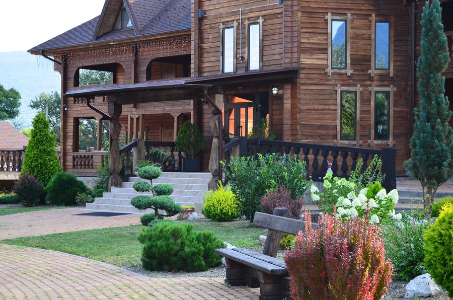 Фасад главного корпуса базы с террасой и лестницей