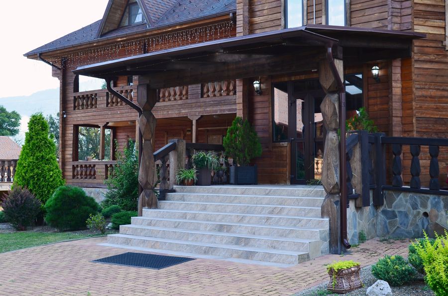 Каменное крыльцо и резные колонны главного корпуса